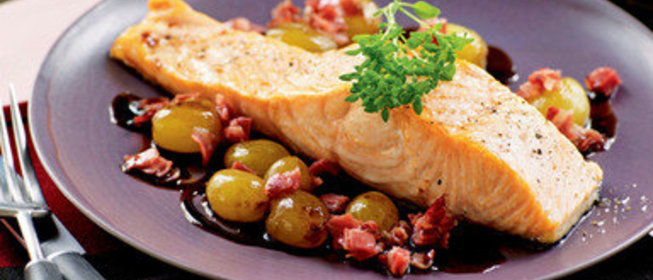 Лосось на гриле с виноградом и панчеттой