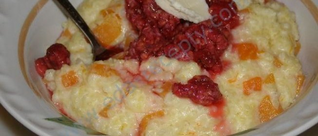 Молочная пшенная каша с тыквой и малиной