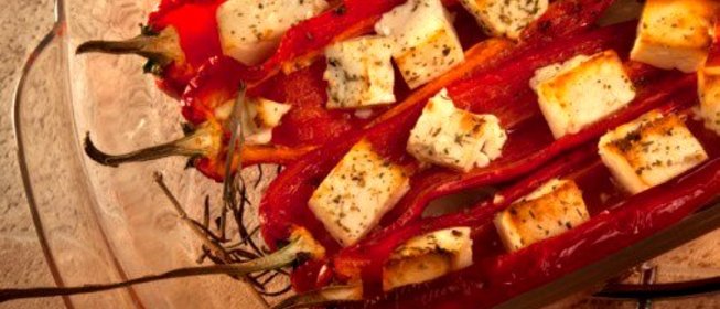 Кисло-сладкие перцы с жареным козьим сыром