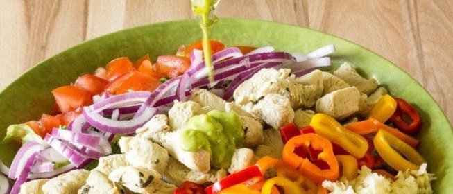 Салат из курицы, маринованной в лайме и текиле
