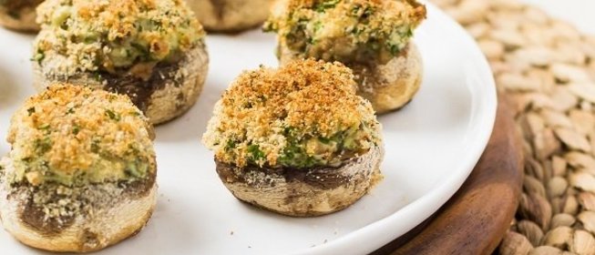 Грибы, фаршированные сыром, в духовке