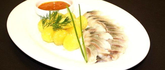 Сельдь с картофелем и конфитюром из облепихи