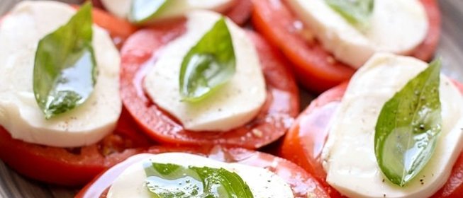 Капрезе с моцареллой