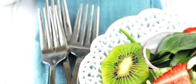 Карпаччо из киви и клубники с физалисом