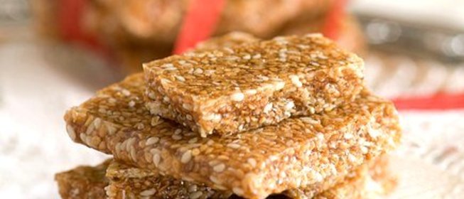 Медово-ореховые конфеты с кунжутом