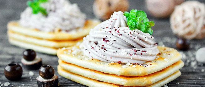 Закуска на крекере из печени трески