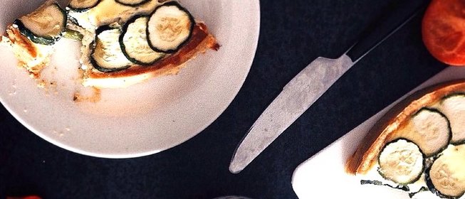 Киш с курицей, цуккини и стручковой фасолью