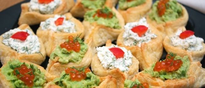 Тарталетки с сыром и чесноком