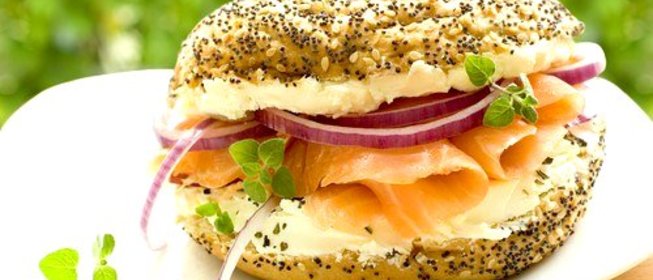 Хала с начинкой из копченого лосося, маскарпоне, укропа и огурца