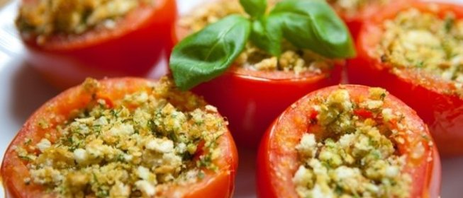 Помидоры, фаршированные киноа и авокадо