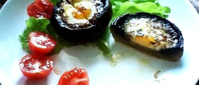 Грибы, фаршированные перепелиными яйцами