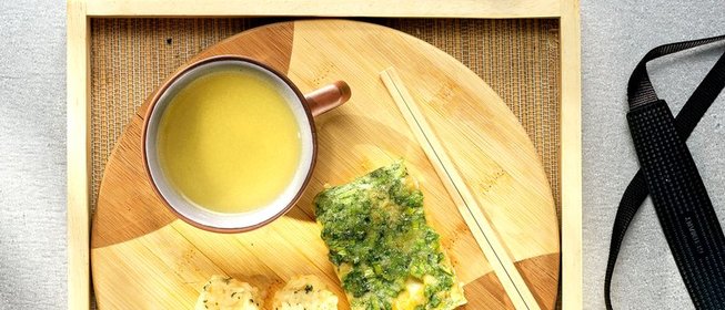 Рисовые шарики с зеленым горошком