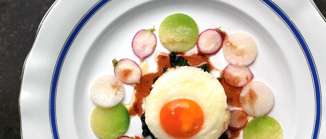 Три вида редиса с яйцом и шпинатом