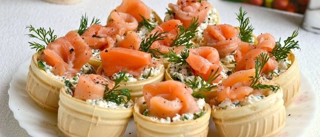 Вафельные корзиночки с брынзой и семгой