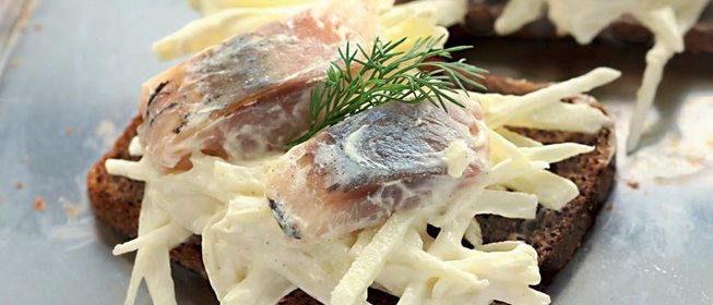 Закуска из селедки с яблоками и сметаной
