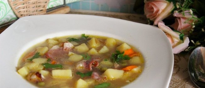 Куриный суп с зеленым горошком и беконом