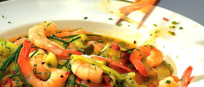 Креветки с огурцами и сельдереем в сладко-остром соусе