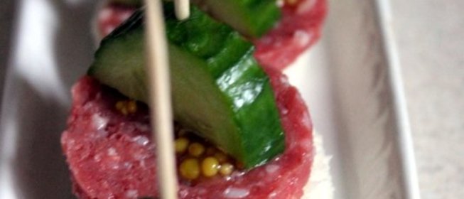 Канапе с сервелатом и свежим огурцом