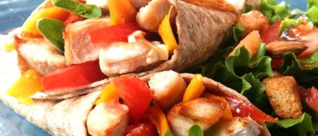 Мягкие тако с курицей, авокадо и овощами