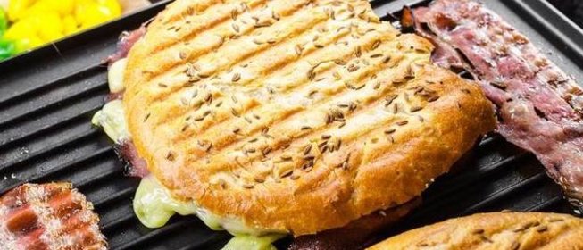 Панини с сыром бри