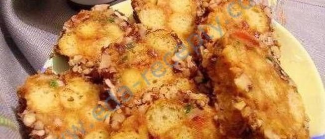 Салат из курицы и шампиньонов в сырной корзинке