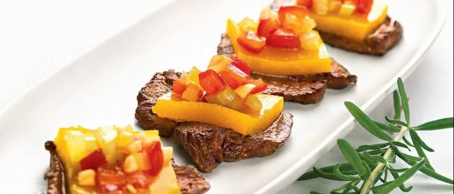 Медальоны из говядины с конкасе из овощей и желе из желтого перца
