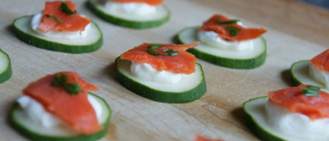 Закуска из огурца и копченой рыбы