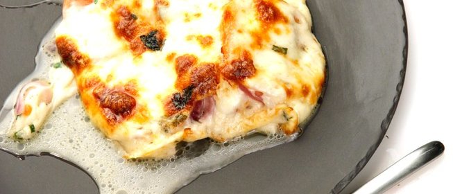 Сулугуни, жаренный с помидорами