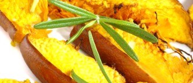 Закуска из печеной тыквы с красным луком и розмарином