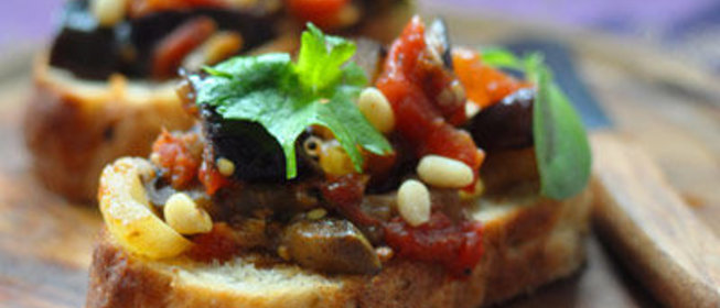 Брускетта с сицилийской закуской из баклажан, изюма и кедровых орешков