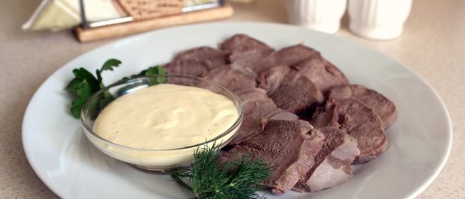 Отварной свиной язык с соусом с хреном