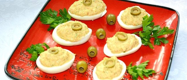 Яйца фаршированные пастой из вяленых томатов и грибов