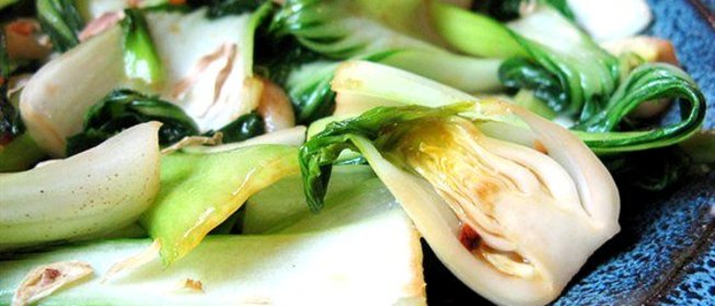 Жареный пак-чой с зеленым луком и имбирем