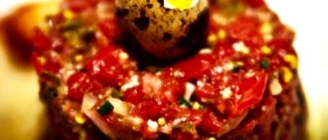 Тартар из говядины с анчоусами и корнишонами