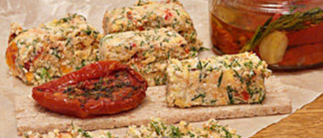 Закуска из брынзы с вялеными томатами