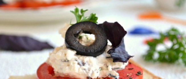 Закуска из помидоров с творогом и базиликом