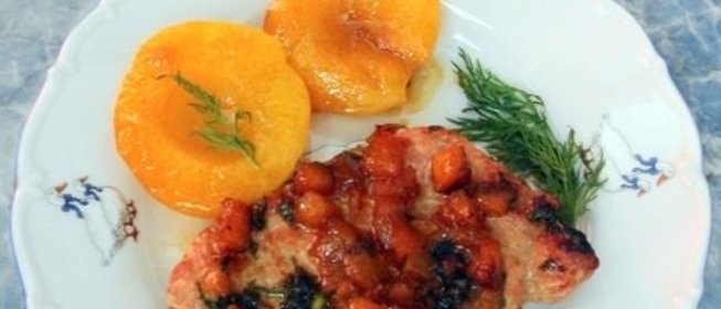 Свинина в карамели с консервированными персиками
