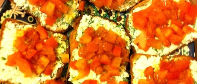 Тосты с творогом, чесноком и зеленью