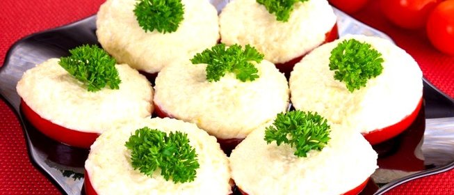 Помидоры с сыром и чесноком