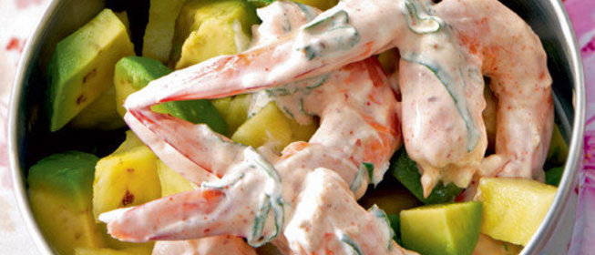 Авокадо и креветки под соусом