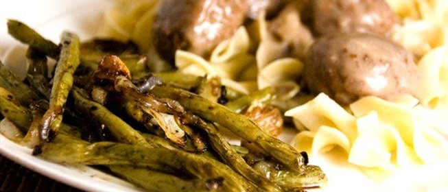 Печеная зеленая фасоль с красным луком и грецкими орехами