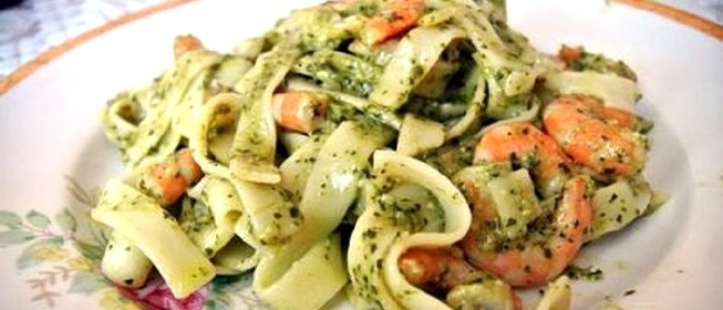 Фетучини аль денте с соусом песто и креветками