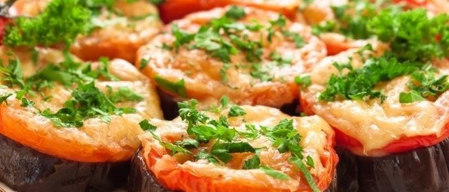 Баклажаны с сулугуни и помидорами