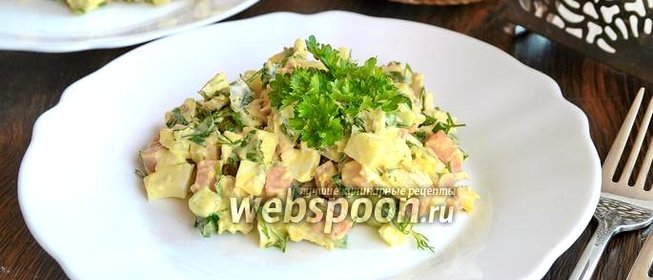 Салат с курицей, морковью и зеленью