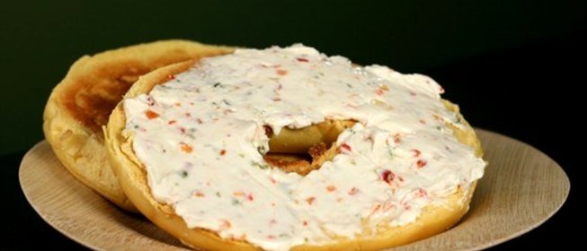 Паштет из копченого лосося с поджаренными ржаными багелями