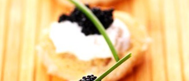 Новогодние тартинки с икрой