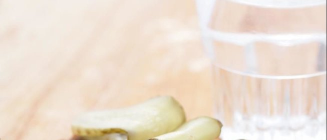 Закуска из черного хлеба с огурцами