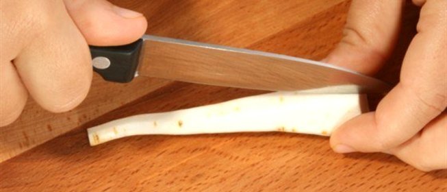 Чипсы из пастернака с трюфельным маслом и пармезаном