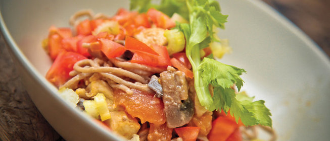 Гречневая лапша с курицей и овощами