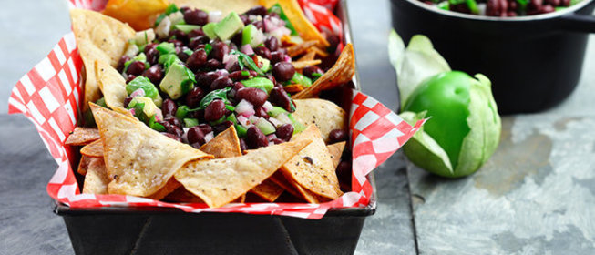 Начос с фасолью и авокадо